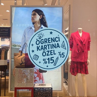 Öğrenci Kartına Özel %15 İndirim Vitrin Stickerı – Mavi Eğitim Temalı Cam Etiketi