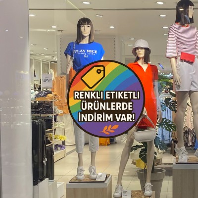 Renkli Etiketli Ürünlerde İndirim Vitrin Stickerı – Gökkuşağı Temalı Kampanya Cam Etiketi