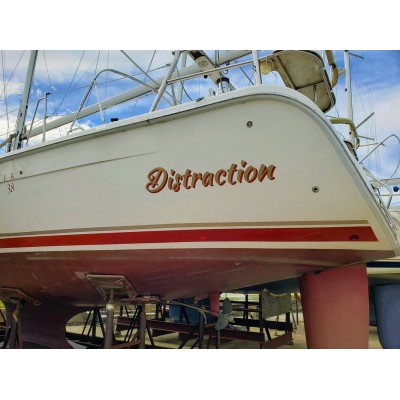 Kişiye ve Tekneye Özel Distraction Yazısı İsim Sticker 
