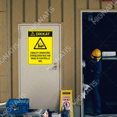 Dikkat Forklift Operatörü Dönüşlerde İkaz Ver Yavaş Ve Kontrollü Geç Levhası