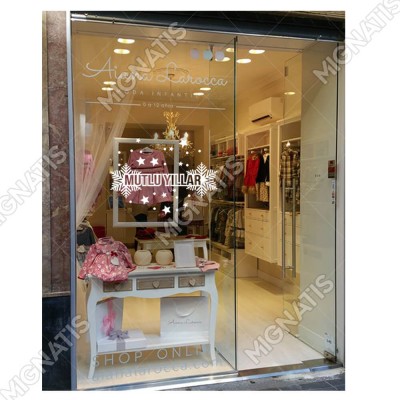 Mutlu Yıllar Yazısı ve Küçüklü Büyüklü Kar Taneleri Yılbaşı Süslemeleri