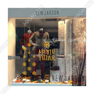 Yukarıdan Sallanan Kar Taneleri ve Mutlu Yıllar Yazısı Yılbaşı Süslemeleri