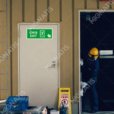 Exit Çıkış Sağ Aşağı Ok Lümen Folyo Levhası