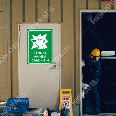Tehlike Anında Camı Kırın Levhası