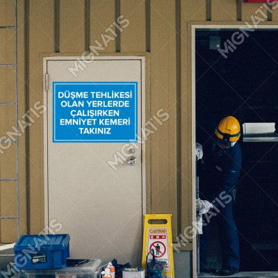 Düşme Tehlikesi Olan Yerlerde Çalışırken Emniyet Kemeri Takınız Levhası