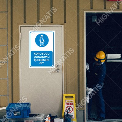 Koruyucu Donanımlı İş Elbiseni Giy Levhası