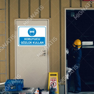 Koruyucu Gözlük Kullan Levhası