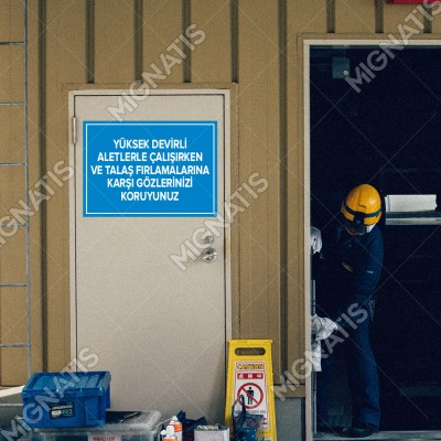 Yüksek Devirli Aletlerle Çalışırken ve Talaş Fırlamalarına Karşı Gözlerinizi Koruyunuz Levhası