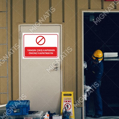 Yangın Çıkış Kapısının Önünü Kapatmayın Levhası