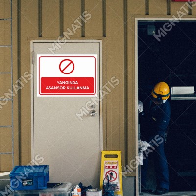 Yangında Asansör Kullanma Levhası