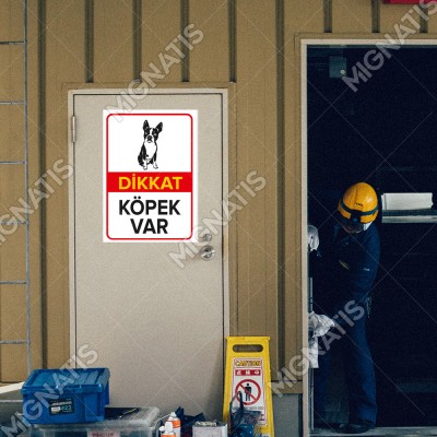 Dikkat Köpek Var Levhası Oturan Boston Terrier