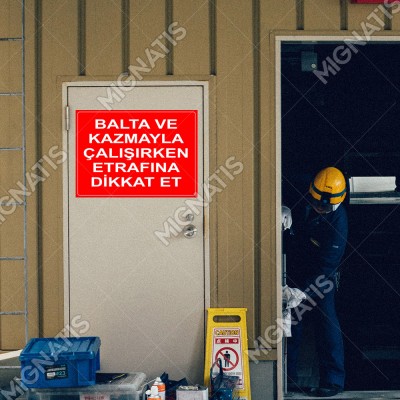 Balta Ve Kazmayla Çalışırken Etrafına Dikat Et Levhası